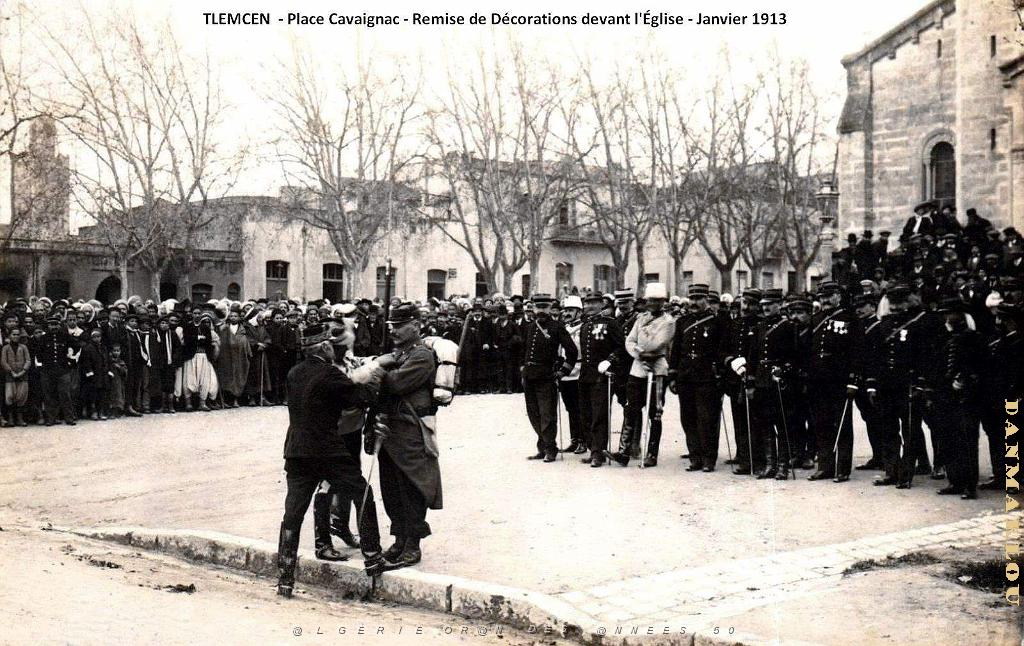 Tlemcen - Place Cavaignac - Devant Eglise - Remise Decorations - Janvier 1913.jpg